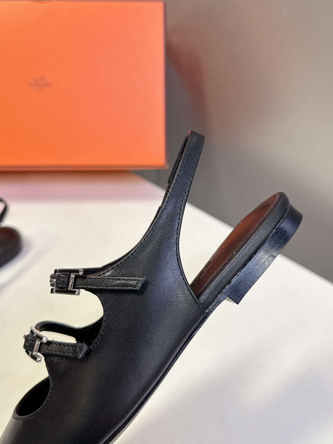 Hermes爱马仕春夏最新款 玛丽珍鞋 柜柜超难配货 经典的圆头版型 简约大气的设计 没有任何复杂的装饰