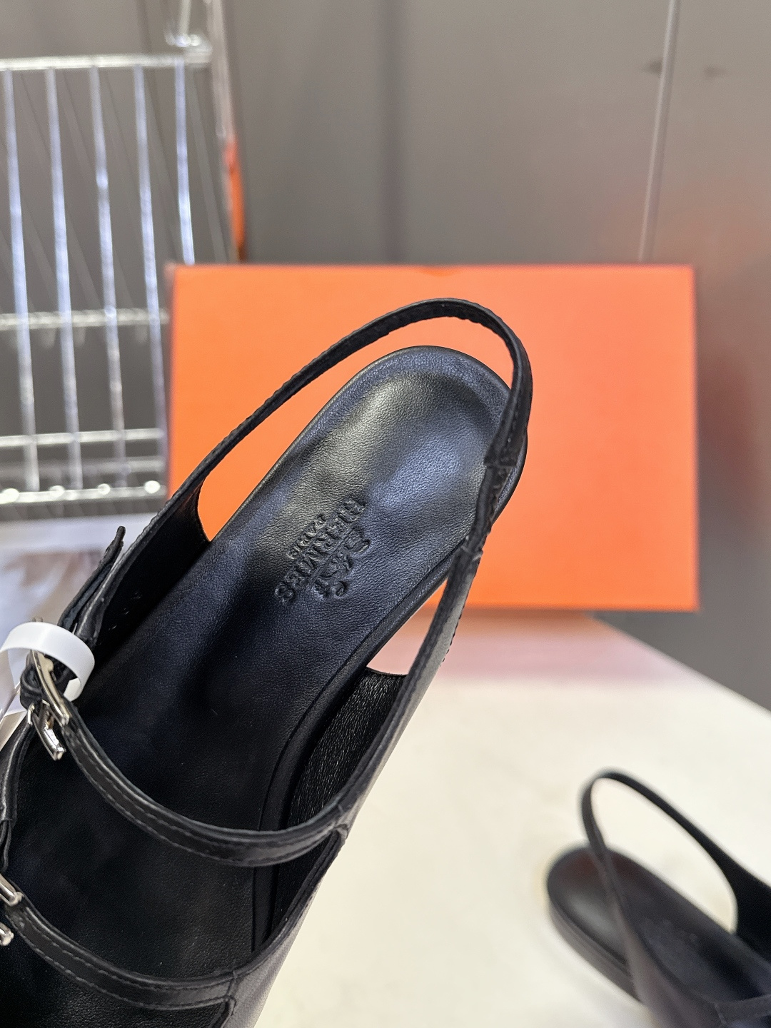 Hermes爱马仕春夏最新款 玛丽珍鞋 柜柜超难配货 经典的圆头版型 简约大气的设计 没有任何复杂的装饰