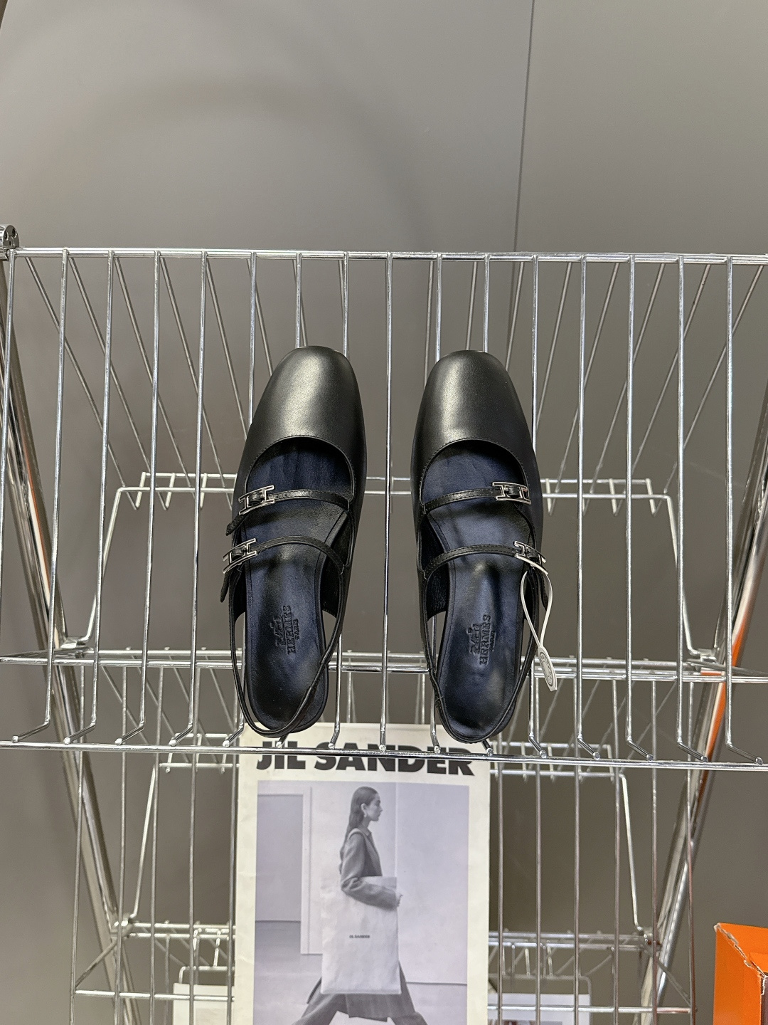 Hermes爱马仕春夏最新款 玛丽珍鞋 柜柜超难配货 经典的圆头版型 简约大气的设计 没有任何复杂的装饰