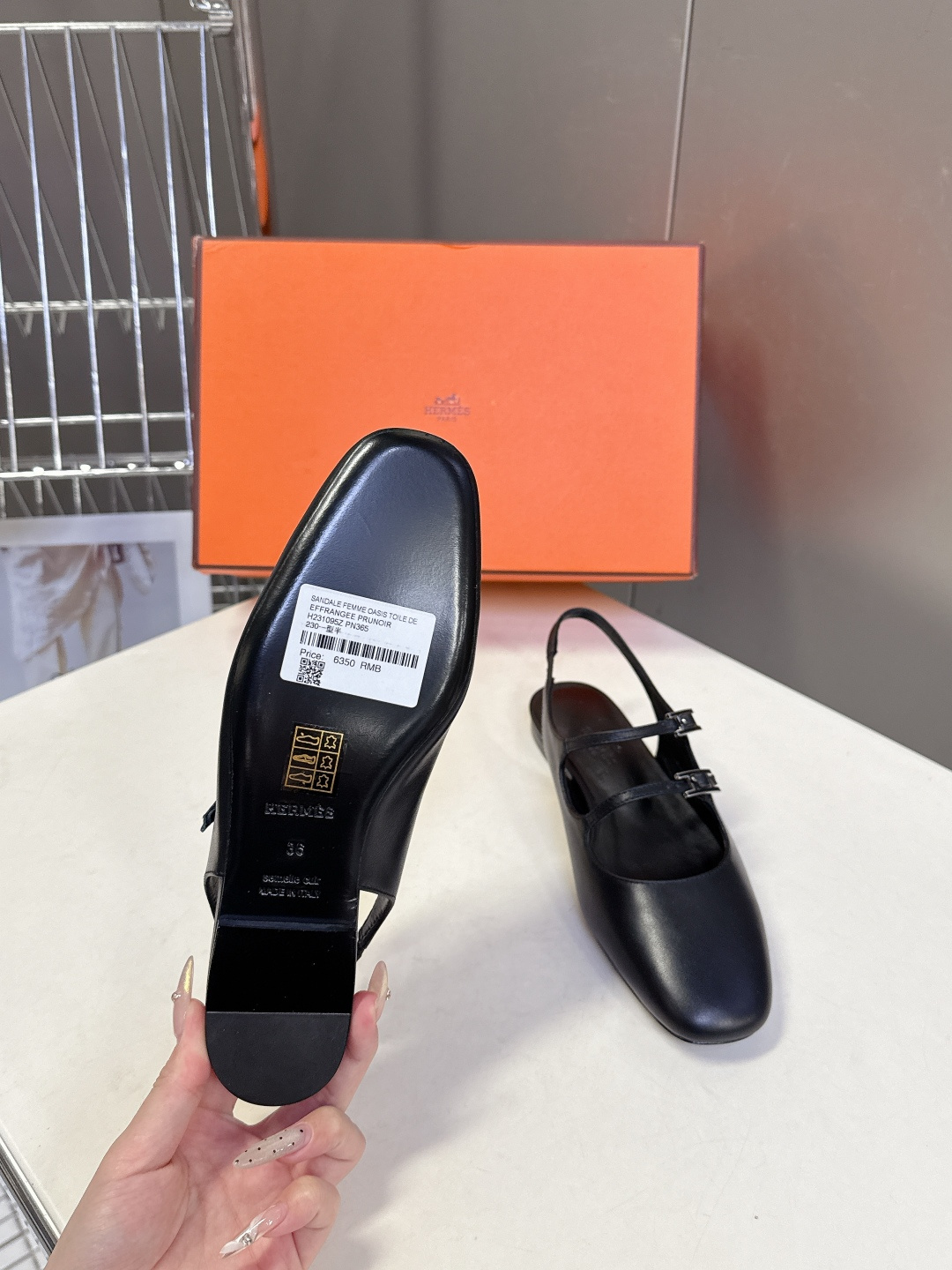Hermes爱马仕春夏最新款 玛丽珍鞋 柜柜超难配货 经典的圆头版型 简约大气的设计 没有任何复杂的装饰