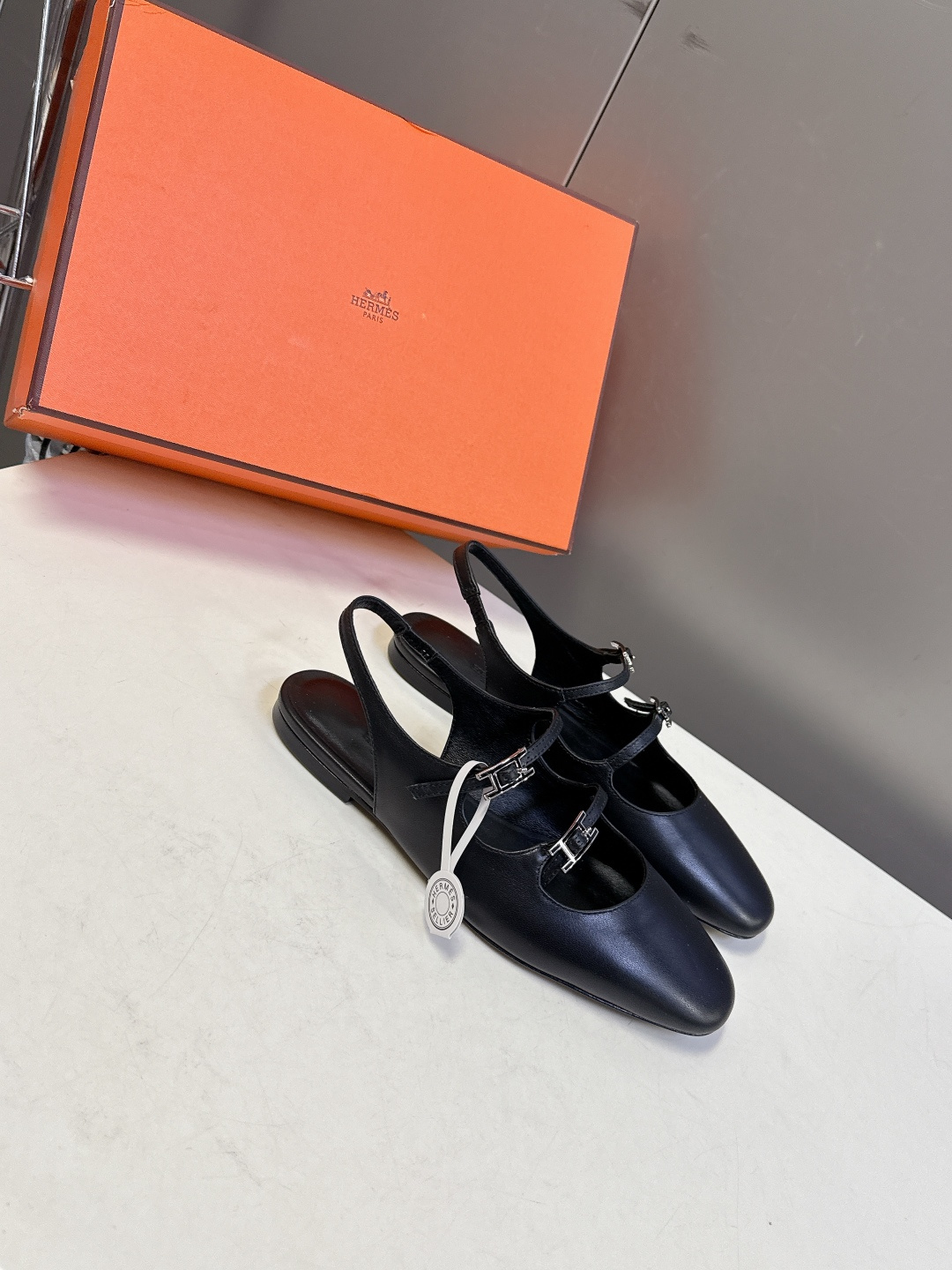 Hermes爱马仕春夏最新款 玛丽珍鞋 柜柜超难配货 经典的圆头版型 简约大气的设计 没有任何复杂的装饰