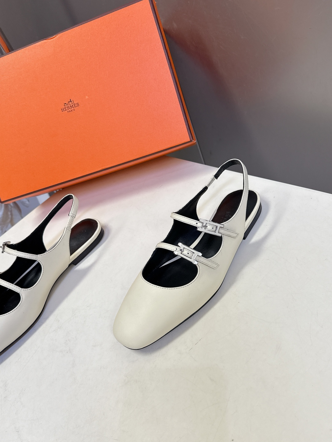 Hermes爱马仕春夏最新款 玛丽珍鞋 柜柜超难配货 经典的圆头版型 简约大气的设计 没有任何复杂的装饰