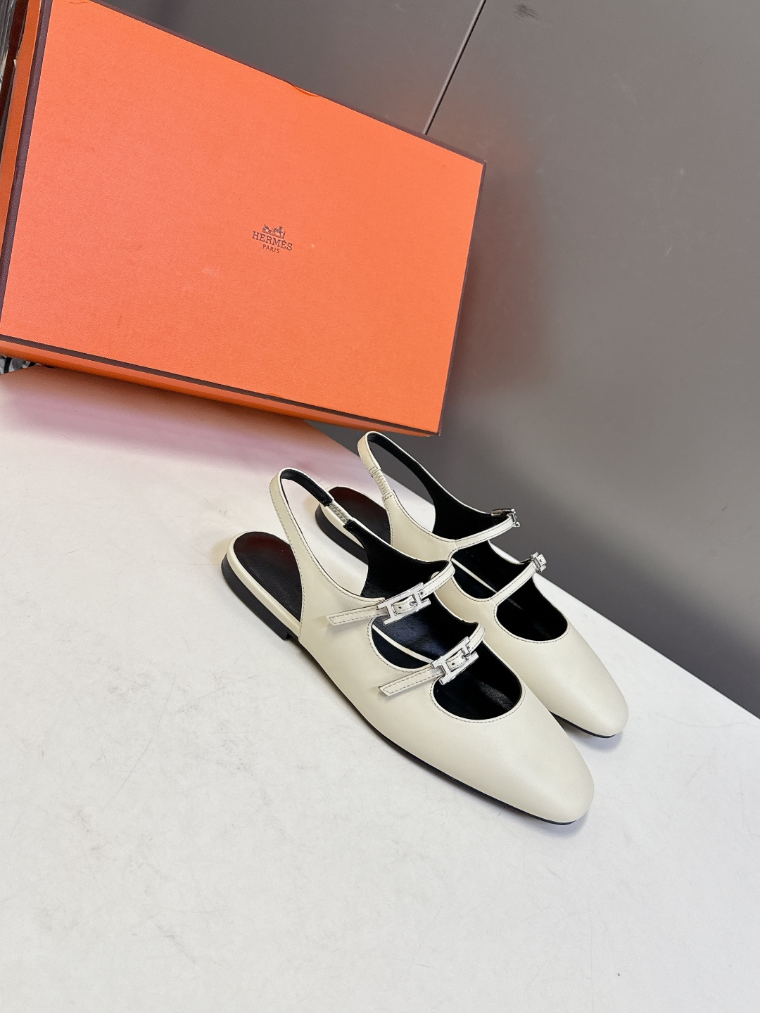 Hermes爱马仕春夏最新款 玛丽珍鞋 柜柜超难配货 经典的圆头版型 简约大气的设计 没有任何复杂的装饰