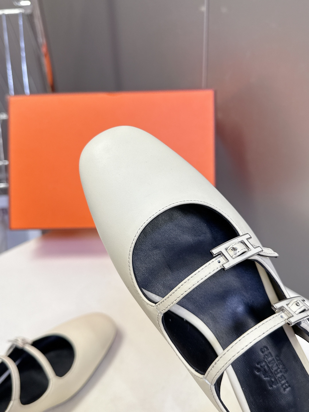 Hermes爱马仕春夏最新款 玛丽珍鞋 柜柜超难配货 经典的圆头版型 简约大气的设计 没有任何复杂的装饰