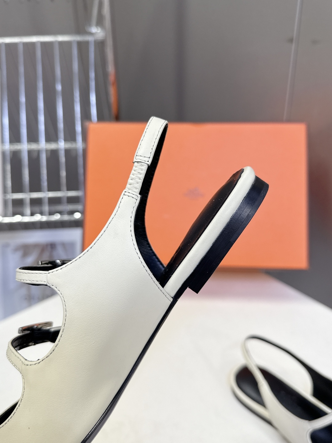 Hermes爱马仕春夏最新款 玛丽珍鞋 柜柜超难配货 经典的圆头版型 简约大气的设计 没有任何复杂的装饰