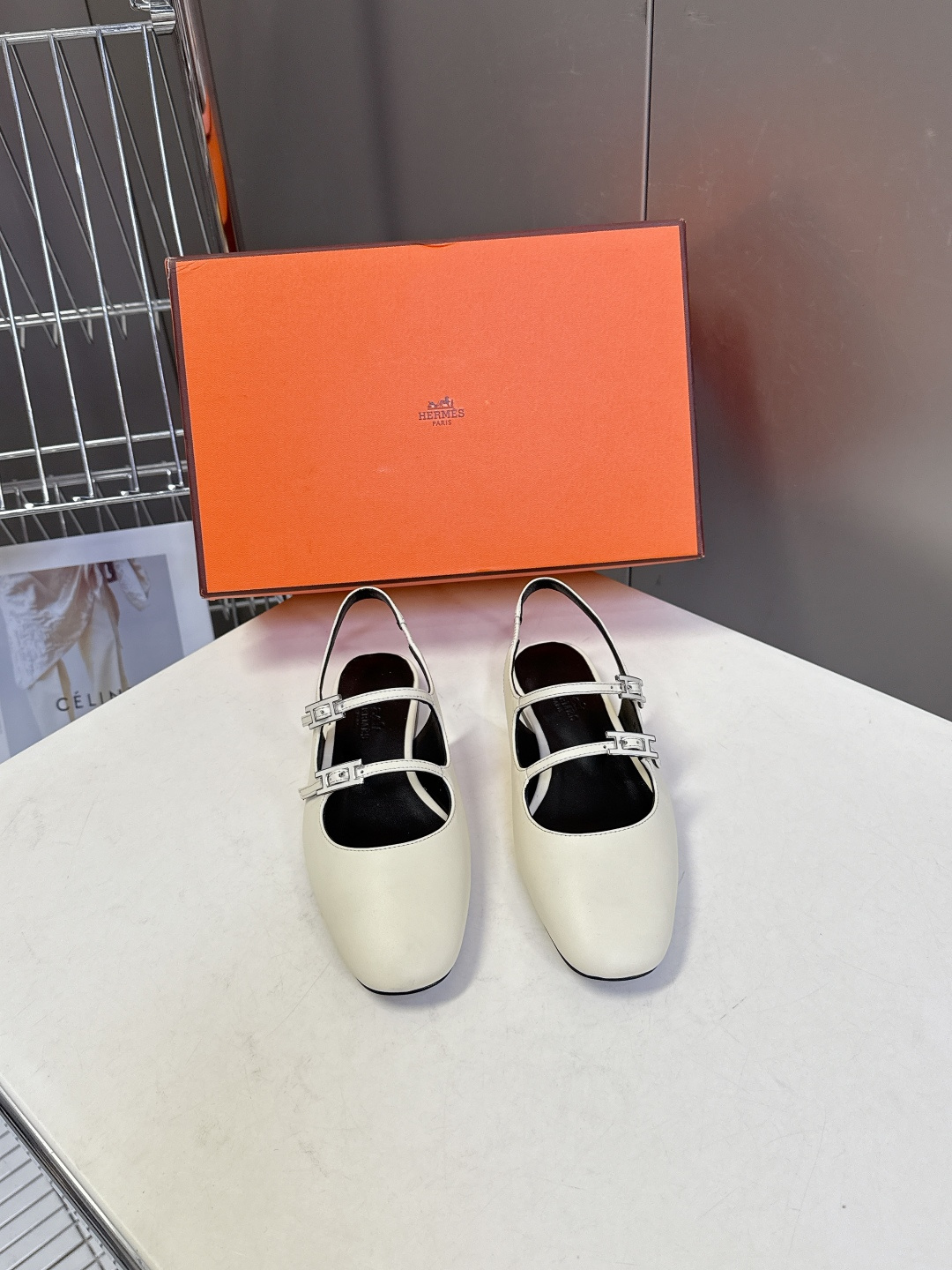 Hermes爱马仕春夏最新款 玛丽珍鞋 柜柜超难配货 经典的圆头版型 简约大气的设计 没有任何复杂的装饰
