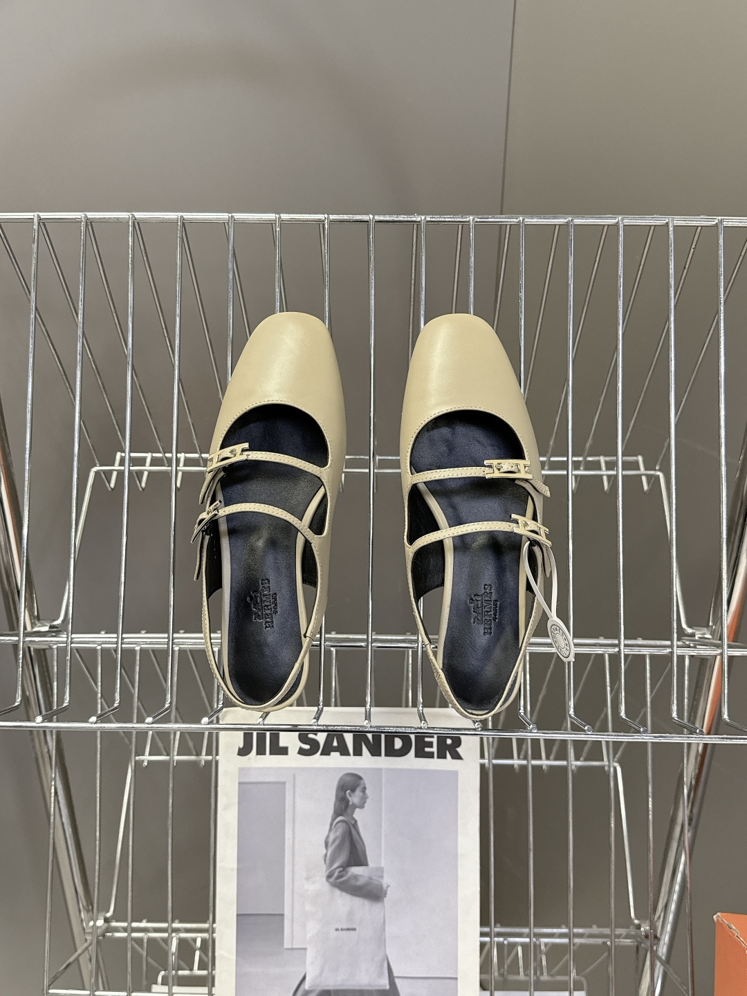 Hermes爱马仕春夏最新款 玛丽珍鞋 柜柜超难配货 经典的圆头版型 简约大气的设计 没有任何复杂的装饰