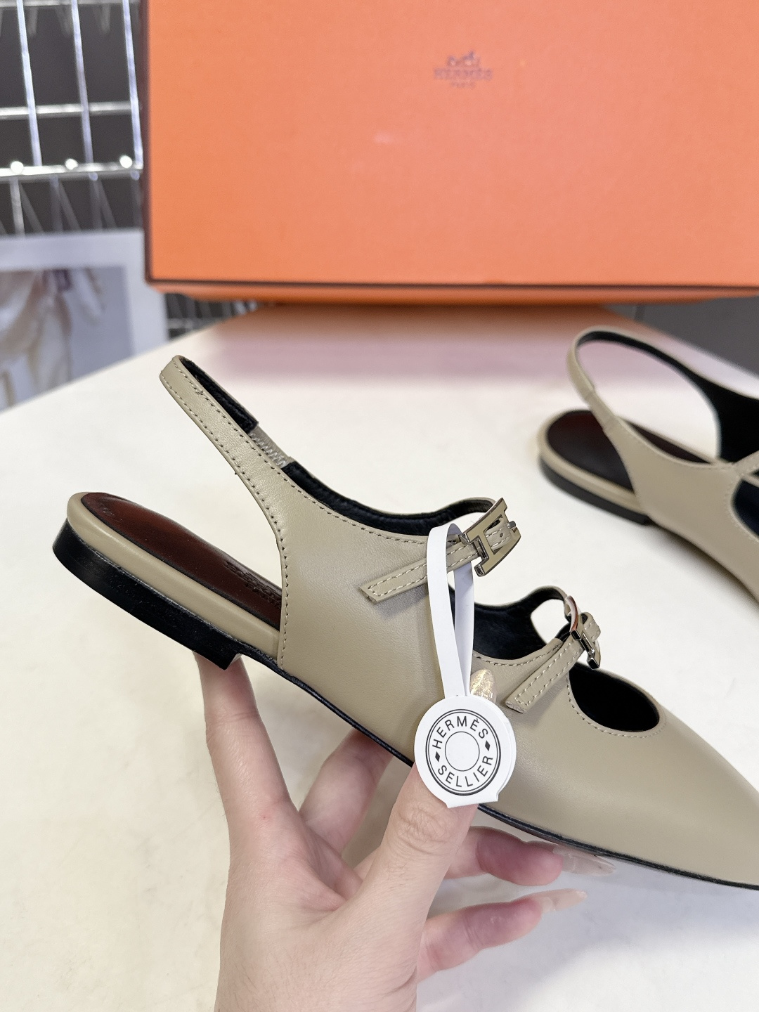 Hermes爱马仕春夏最新款 玛丽珍鞋 柜柜超难配货 经典的圆头版型 简约大气的设计 没有任何复杂的装饰