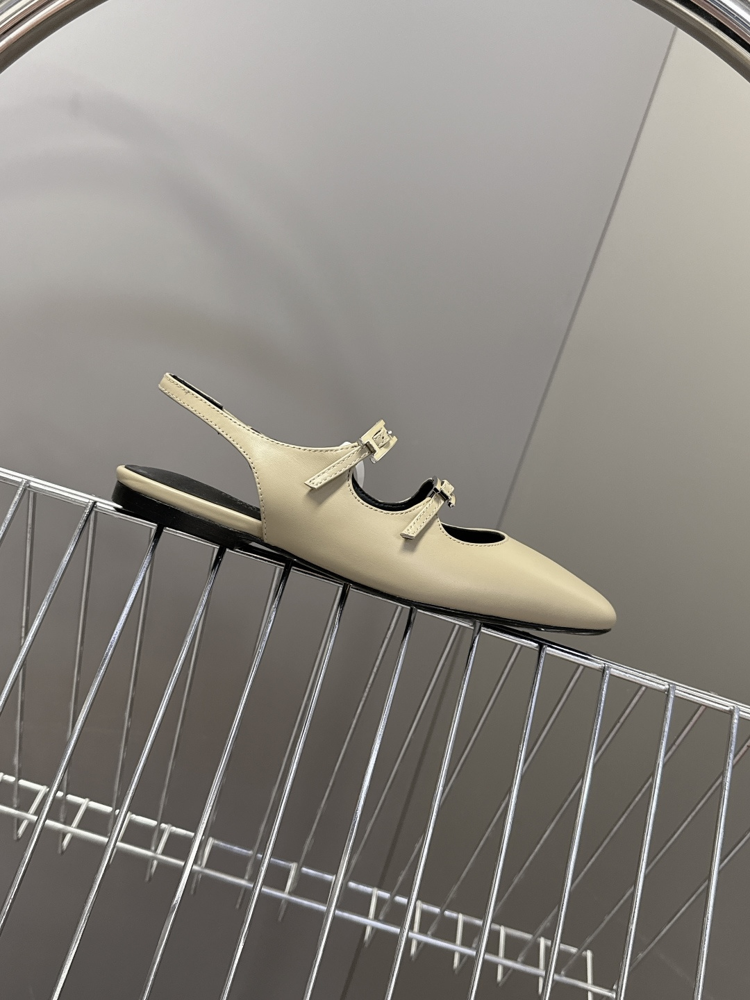 Hermes爱马仕春夏最新款 玛丽珍鞋 柜柜超难配货 经典的圆头版型 简约大气的设计 没有任何复杂的装饰