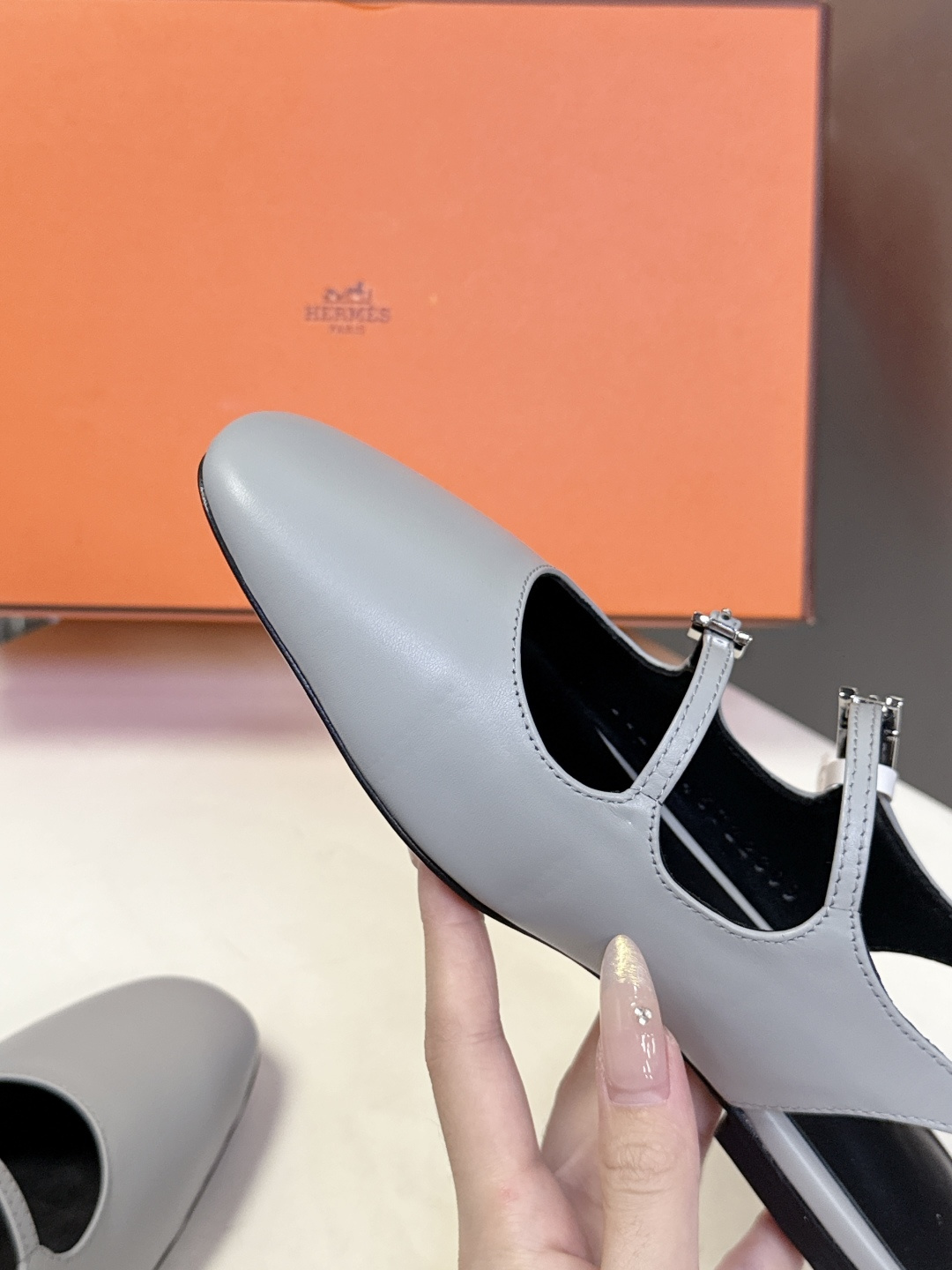 Hermes爱马仕春夏最新款 玛丽珍鞋 柜柜超难配货 经典的圆头版型 简约大气的设计 没有任何复杂的装饰