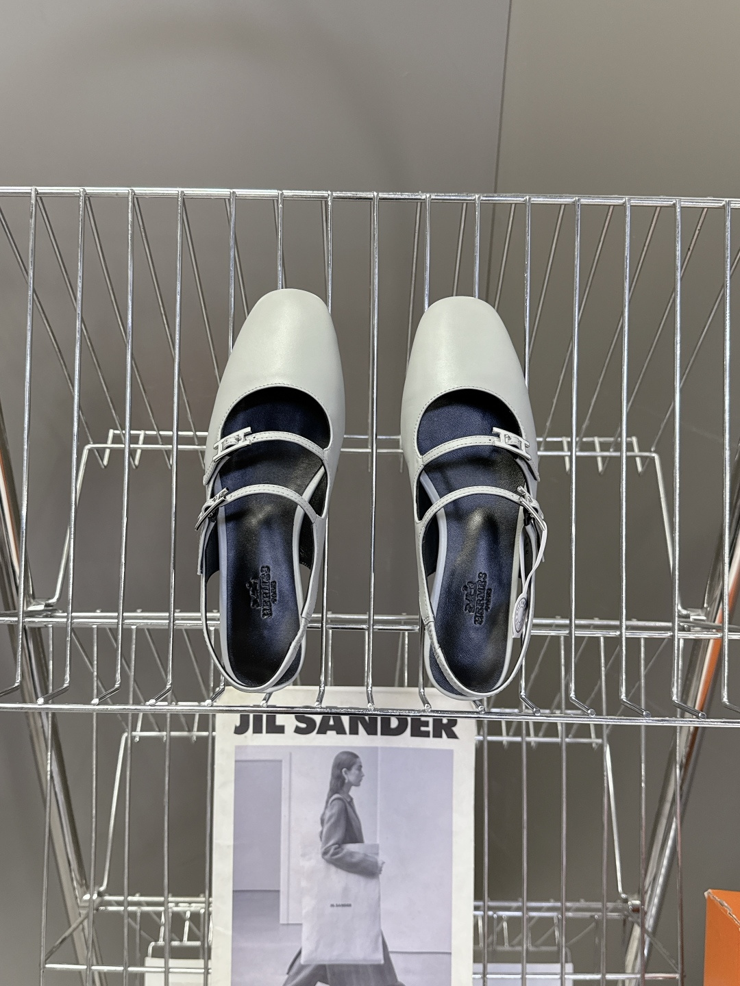 Hermes爱马仕春夏最新款 玛丽珍鞋 柜柜超难配货 经典的圆头版型 简约大气的设计 没有任何复杂的装饰