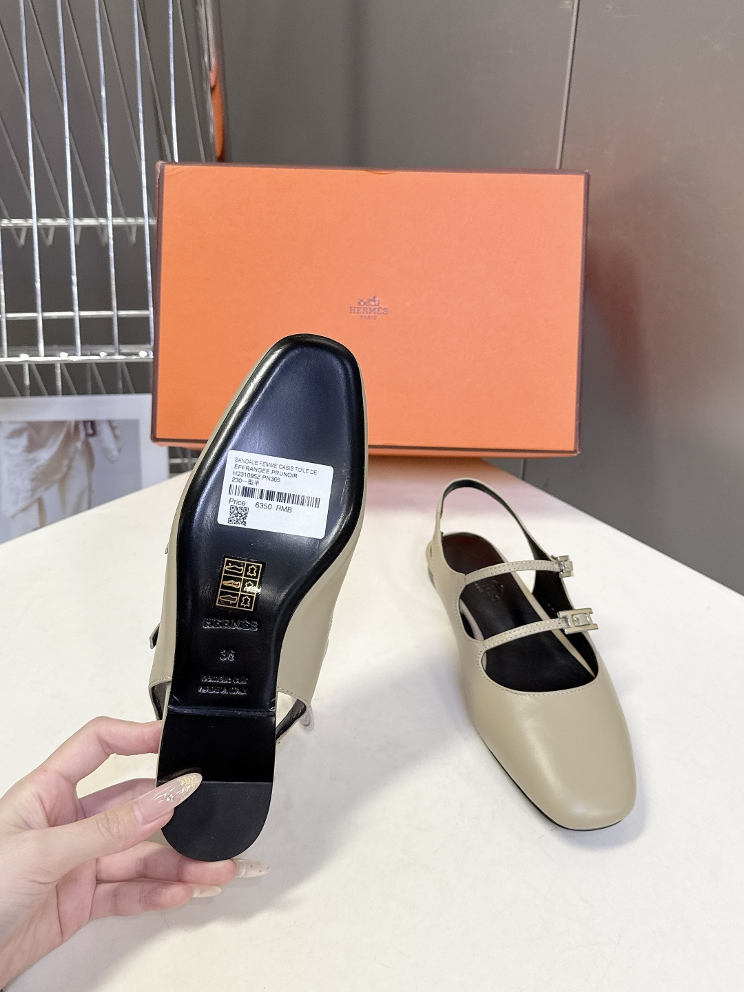 Hermes爱马仕春夏最新款 玛丽珍鞋 柜柜超难配货 经典的圆头版型 简约大气的设计 没有任何复杂的装饰