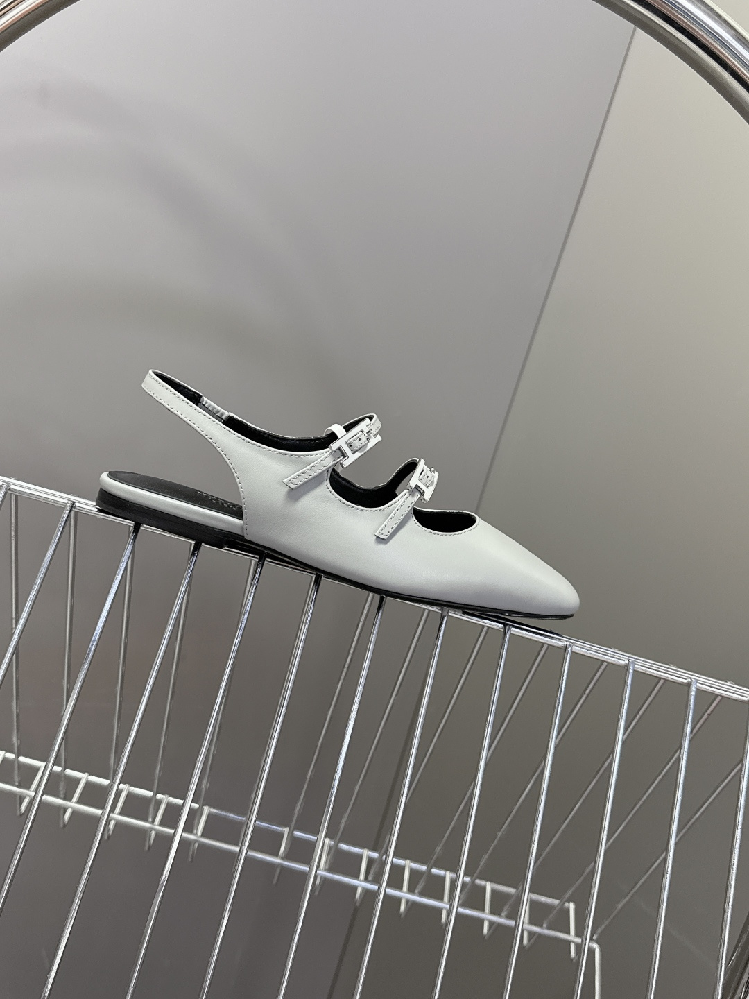 Hermes爱马仕春夏最新款 玛丽珍鞋 柜柜超难配货 经典的圆头版型 简约大气的设计 没有任何复杂的装饰