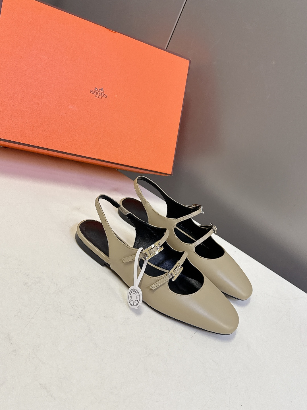 Hermes爱马仕春夏最新款 玛丽珍鞋 柜柜超难配货 经典的圆头版型 简约大气的设计 没有任何复杂的装饰