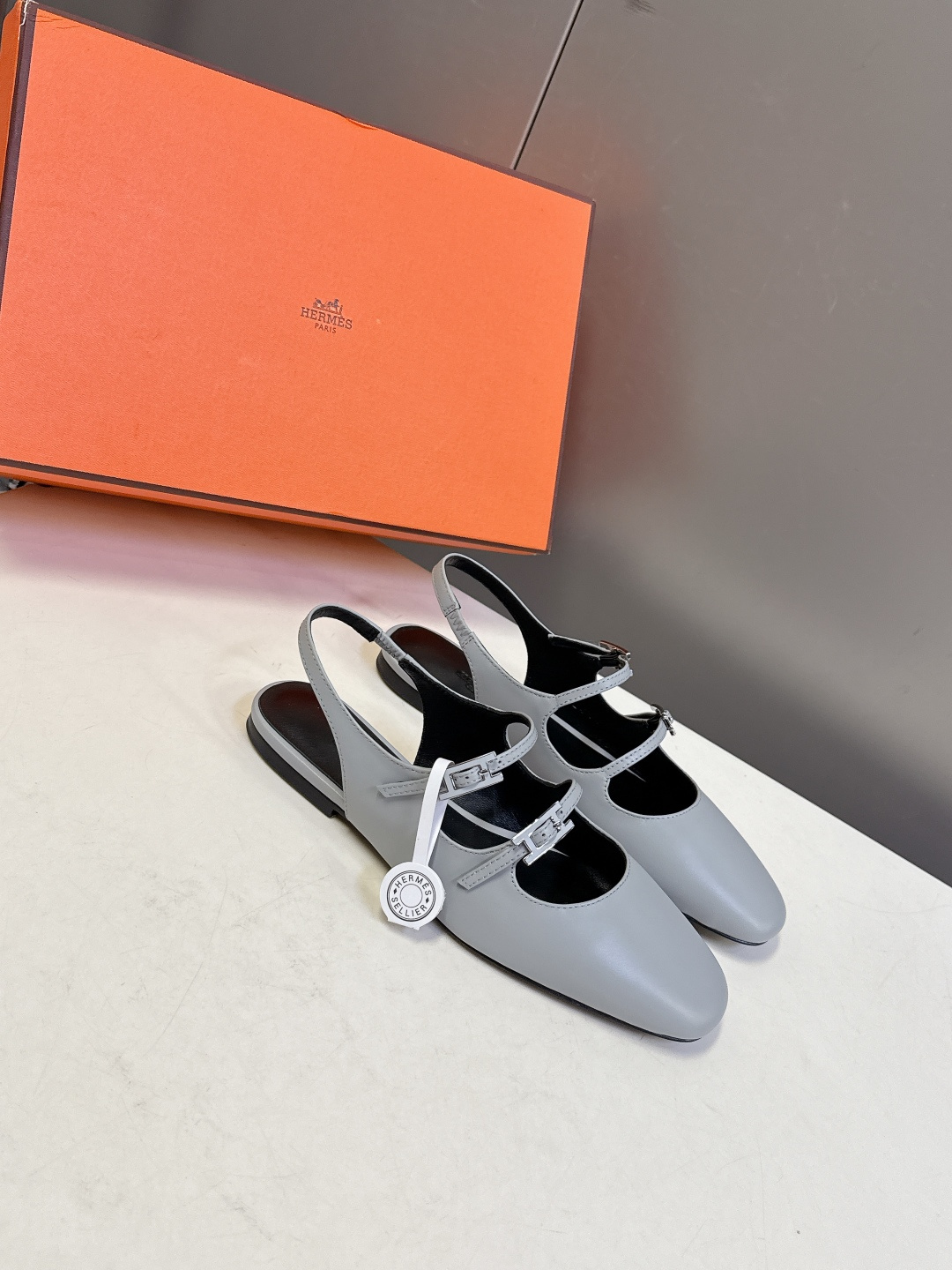 Hermes爱马仕春夏最新款 玛丽珍鞋 柜柜超难配货 经典的圆头版型 简约大气的设计 没有任何复杂的装饰