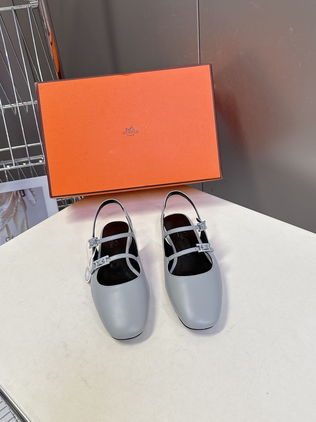 Hermes爱马仕春夏最新款 玛丽珍鞋 柜柜超难配货 经典的圆头版型 简约大气的设计 没有任何复杂的装饰