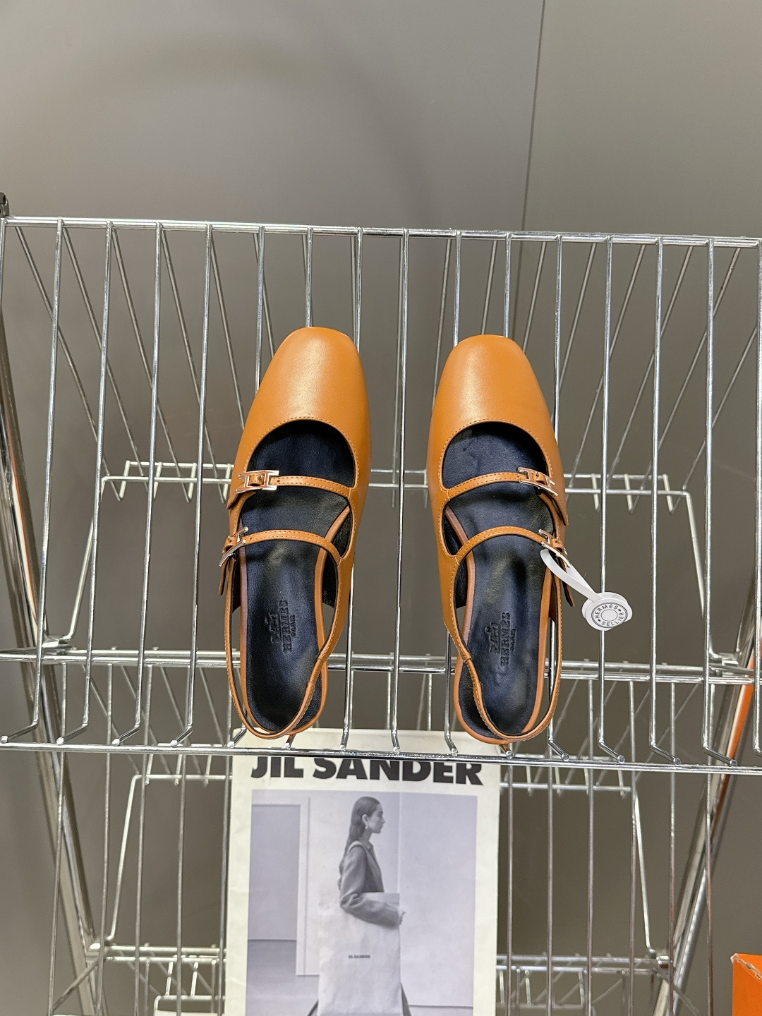 Hermes爱马仕春夏最新款 玛丽珍鞋 柜柜超难配货 经典的圆头版型 简约大气的设计 没有任何复杂的装饰