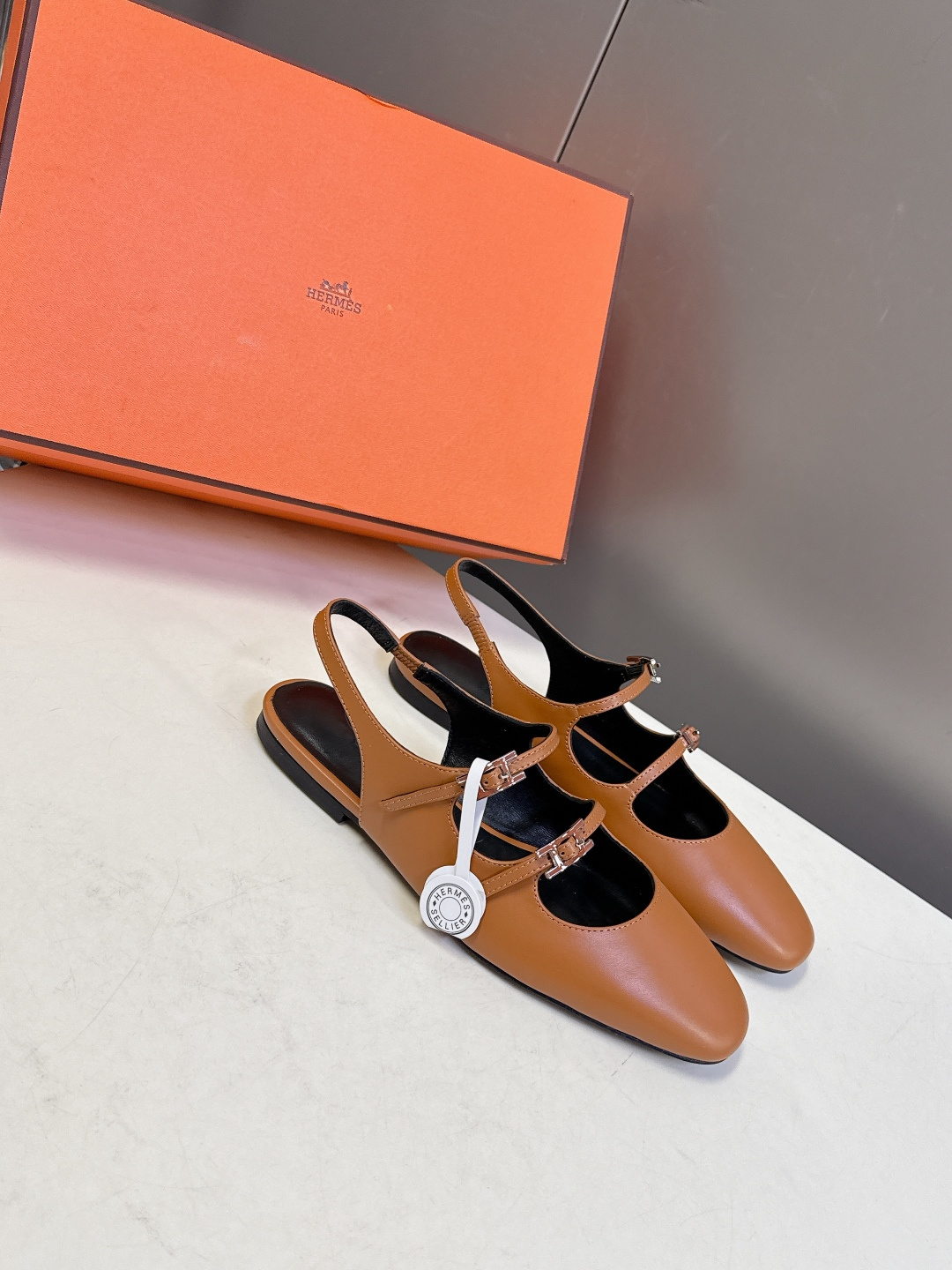 Hermes爱马仕春夏最新款 玛丽珍鞋 柜柜超难配货 经典的圆头版型 简约大气的设计 没有任何复杂的装饰