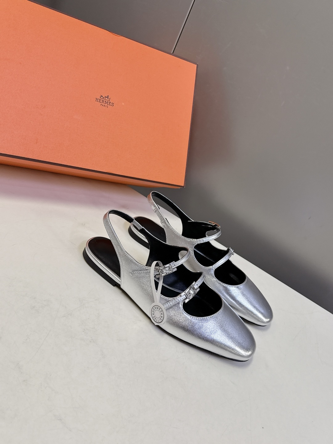 Hermes爱马仕春夏最新款 玛丽珍鞋 柜柜超难配货 经典的圆头版型 简约大气的设计 没有任何复杂的装饰