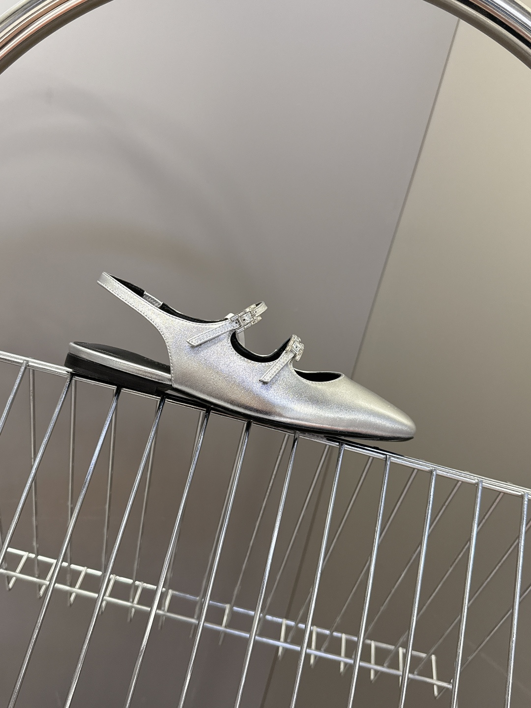 Hermes爱马仕春夏最新款 玛丽珍鞋 柜柜超难配货 经典的圆头版型 简约大气的设计 没有任何复杂的装饰