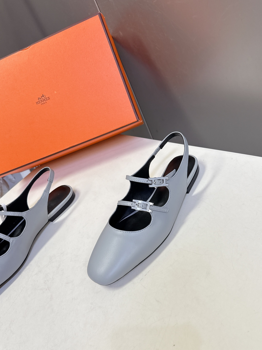 Hermes爱马仕春夏最新款 玛丽珍鞋 柜柜超难配货 经典的圆头版型 简约大气的设计 没有任何复杂的装饰