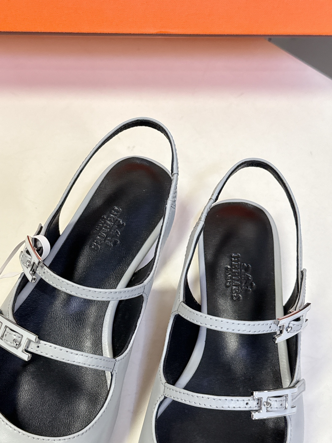 Hermes爱马仕春夏最新款 玛丽珍鞋 柜柜超难配货 经典的圆头版型 简约大气的设计 没有任何复杂的装饰