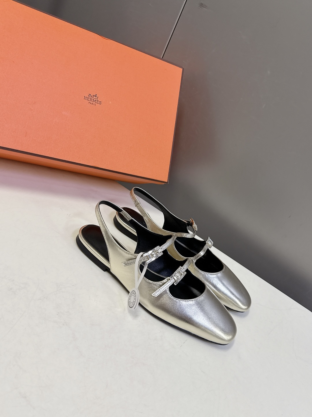 Hermes爱马仕春夏最新款 玛丽珍鞋 柜柜超难配货 经典的圆头版型 简约大气的设计 没有任何复杂的装饰
