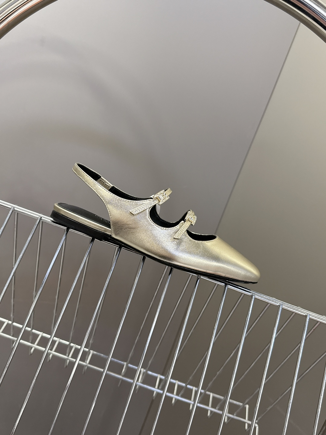 Hermes爱马仕春夏最新款 玛丽珍鞋 柜柜超难配货 经典的圆头版型 简约大气的设计 没有任何复杂的装饰