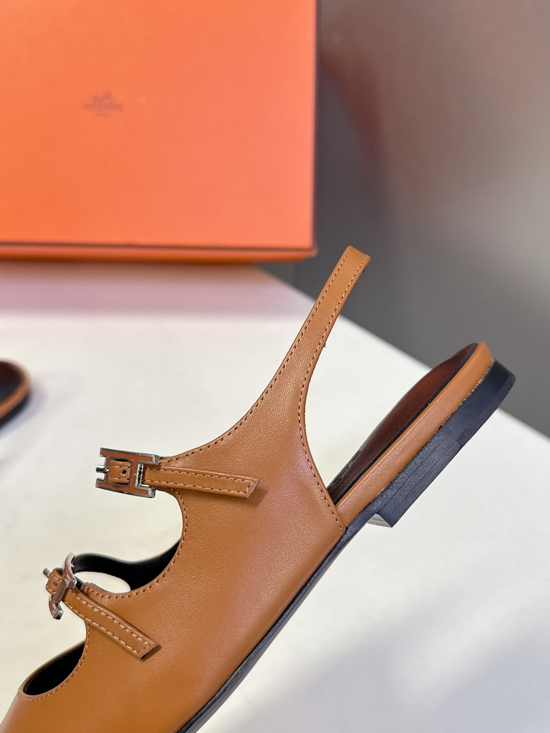 Hermes爱马仕春夏最新款 玛丽珍鞋 柜柜超难配货 经典的圆头版型 简约大气的设计 没有任何复杂的装饰