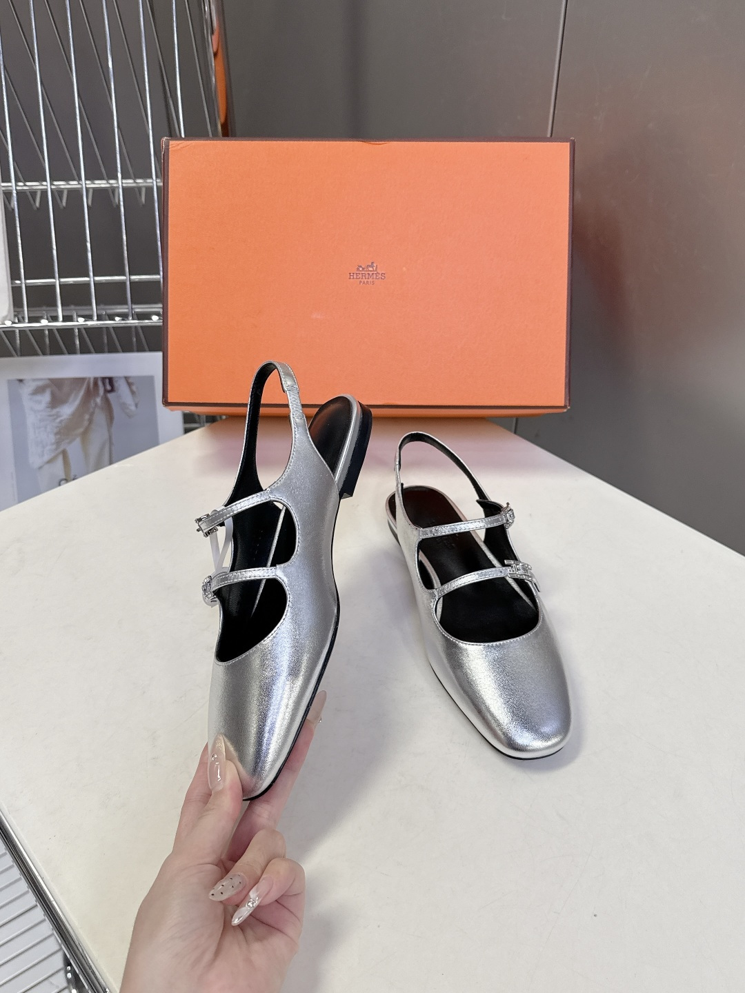 Hermes爱马仕春夏最新款 玛丽珍鞋 柜柜超难配货 经典的圆头版型 简约大气的设计 没有任何复杂的装饰