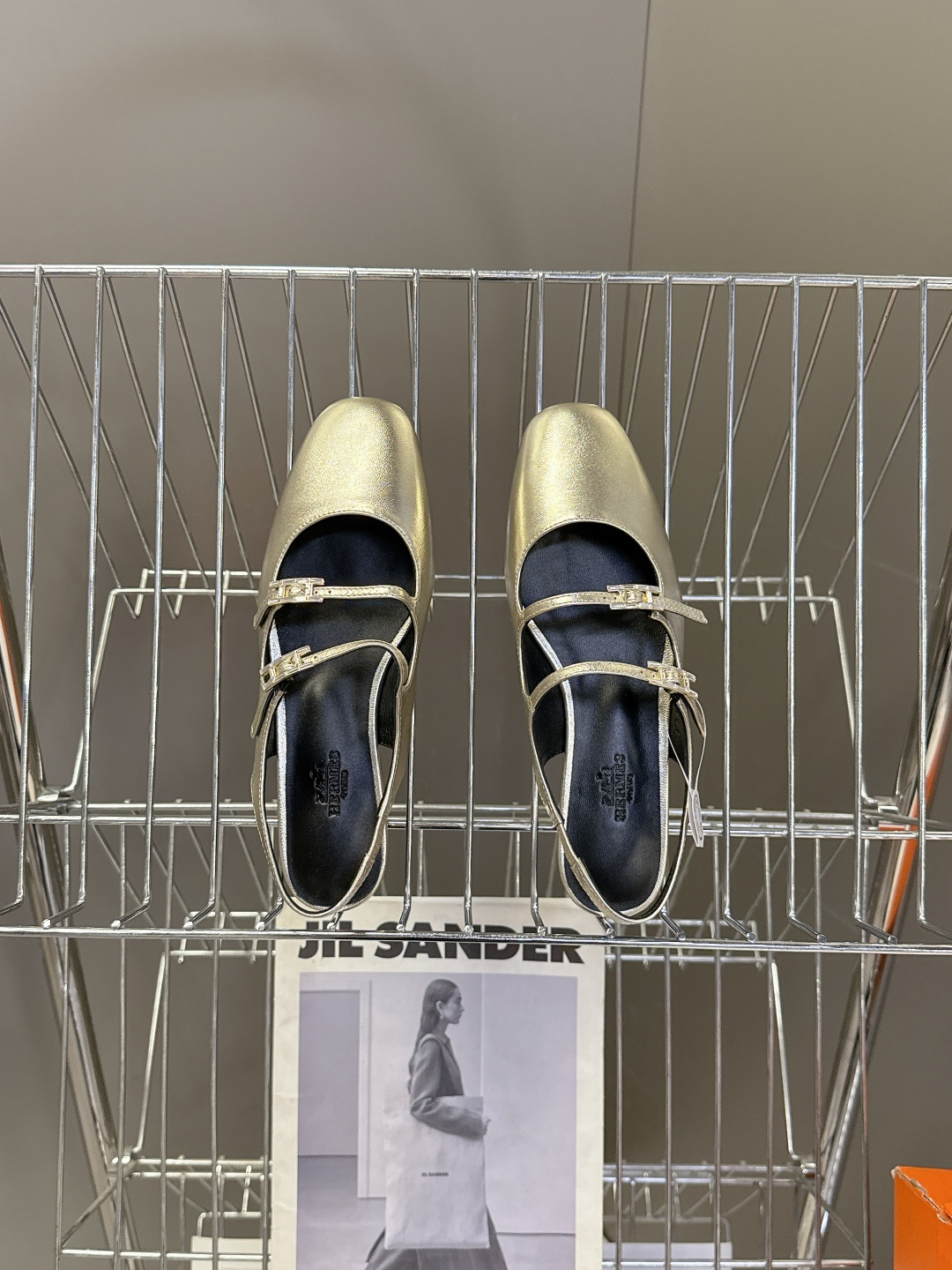 Hermes爱马仕春夏最新款 玛丽珍鞋 柜柜超难配货 经典的圆头版型 简约大气的设计 没有任何复杂的装饰