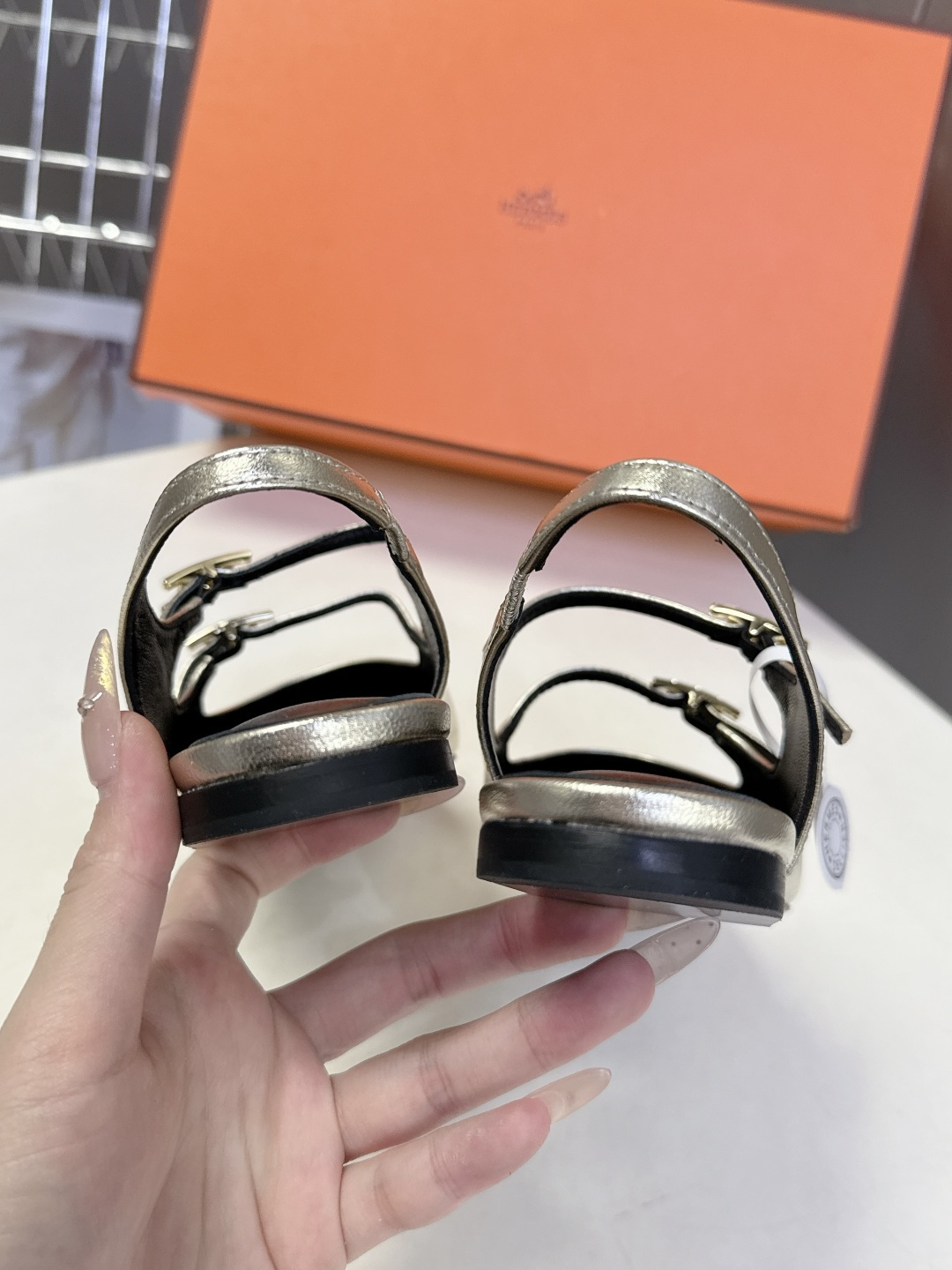 Hermes爱马仕春夏最新款 玛丽珍鞋 柜柜超难配货 经典的圆头版型 简约大气的设计 没有任何复杂的装饰