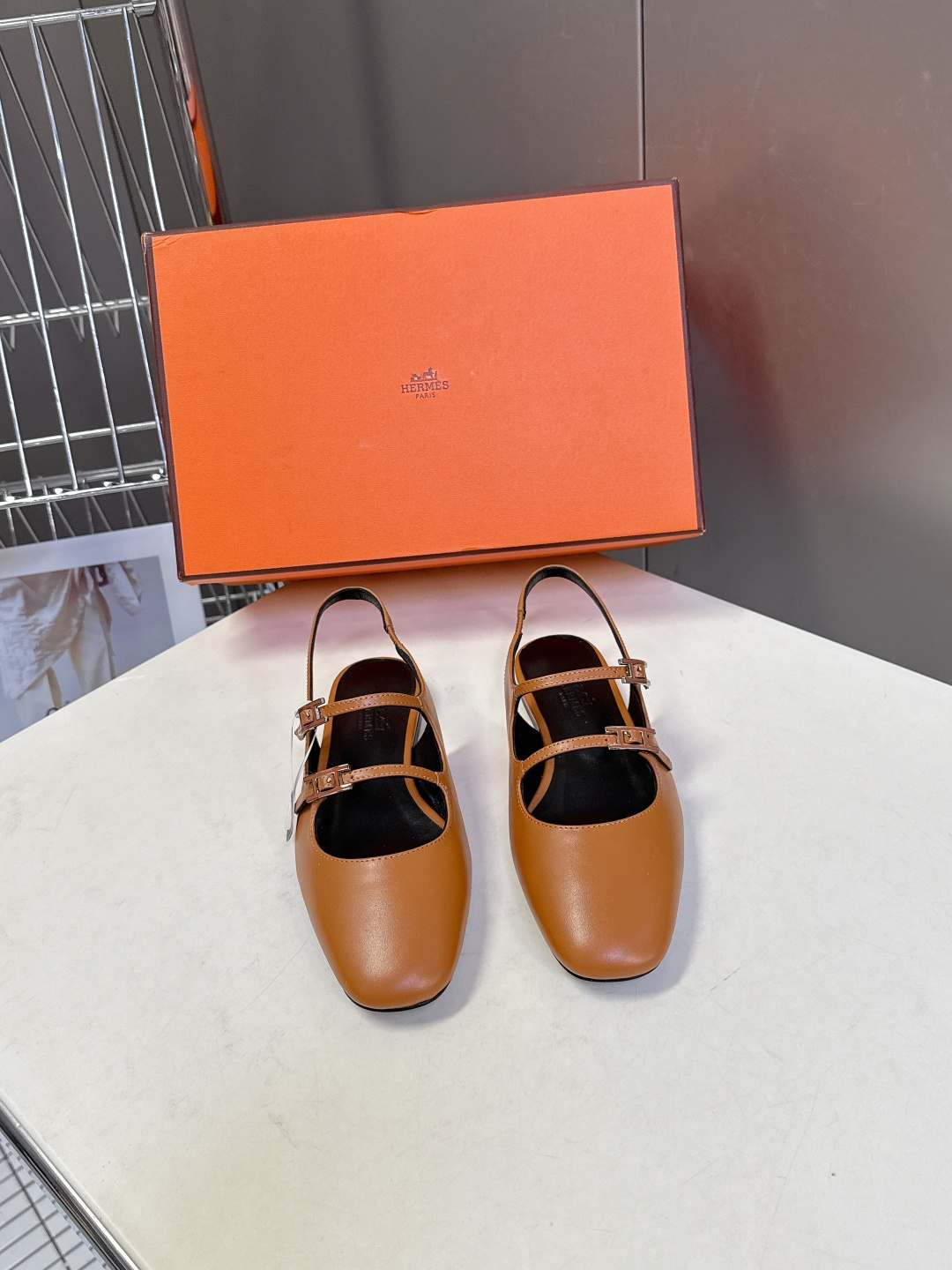 Hermes爱马仕春夏最新款 玛丽珍鞋 柜柜超难配货 经典的圆头版型 简约大气的设计 没有任何复杂的装饰