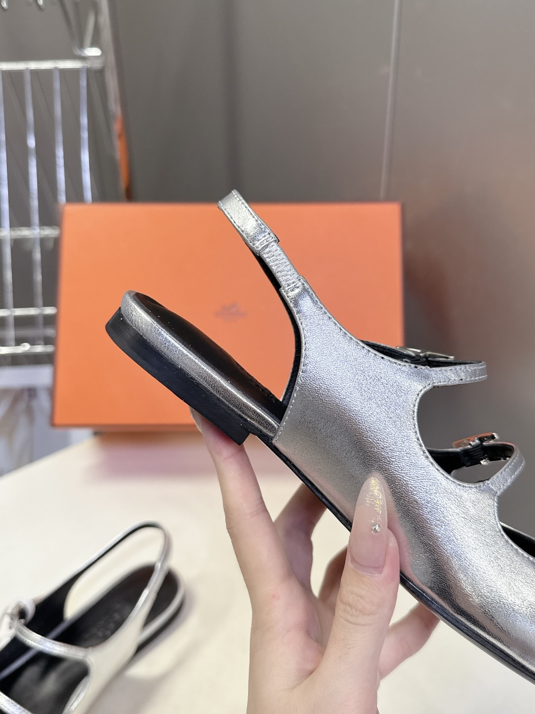 Hermes爱马仕春夏最新款 玛丽珍鞋 柜柜超难配货 经典的圆头版型 简约大气的设计 没有任何复杂的装饰