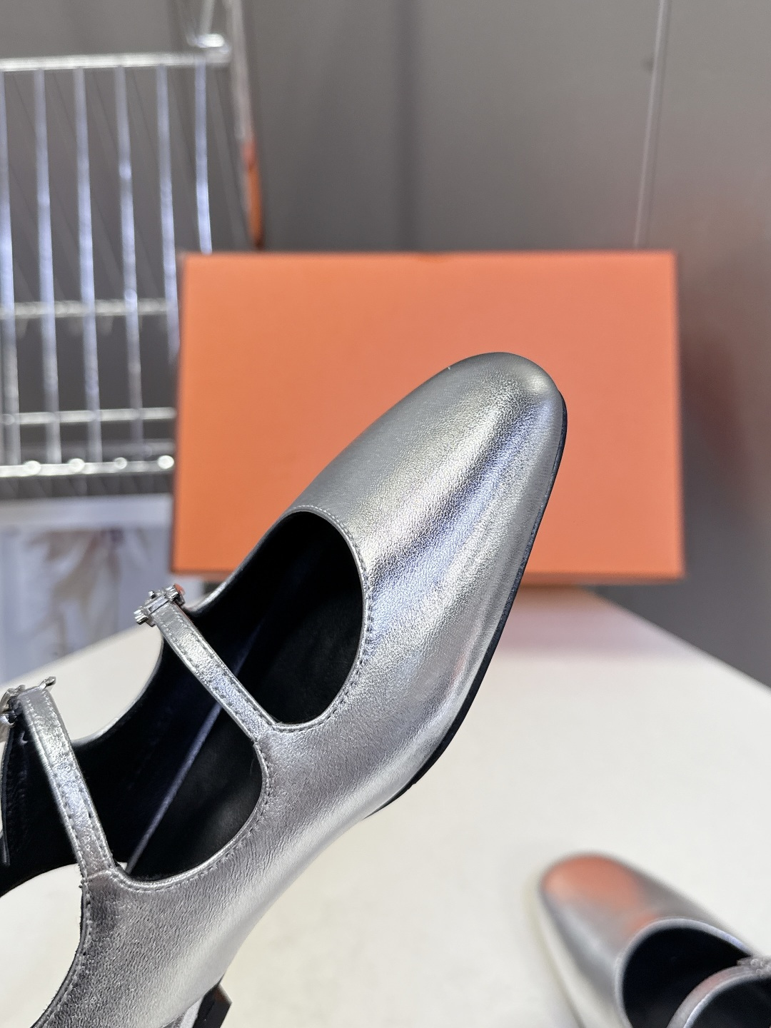 Hermes爱马仕春夏最新款 玛丽珍鞋 柜柜超难配货 经典的圆头版型 简约大气的设计 没有任何复杂的装饰