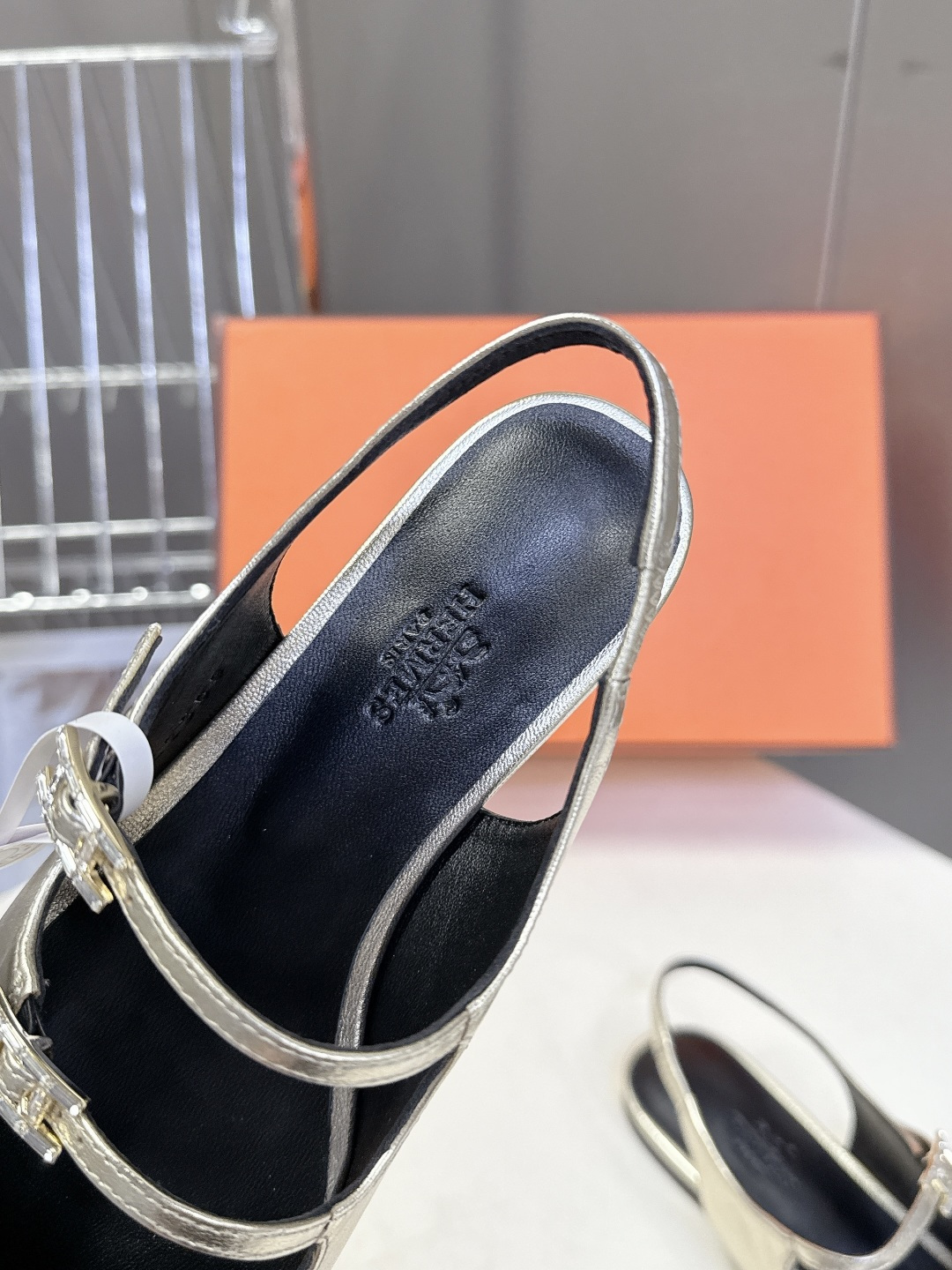 Hermes爱马仕春夏最新款 玛丽珍鞋 柜柜超难配货 经典的圆头版型 简约大气的设计 没有任何复杂的装饰