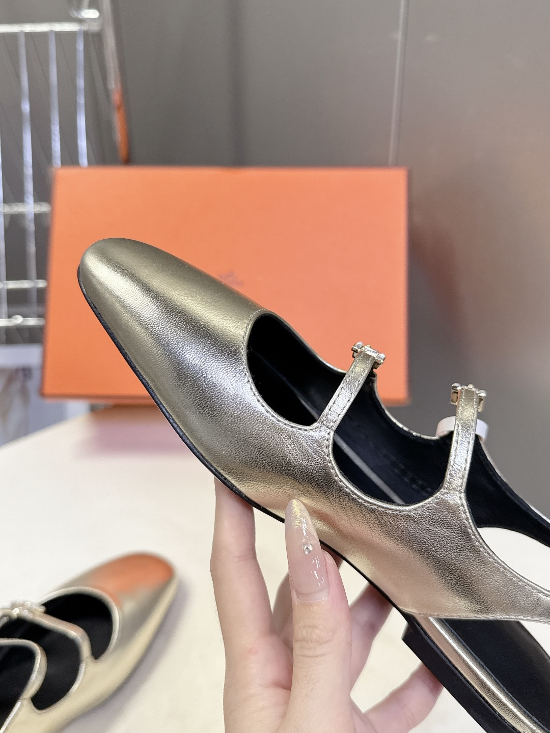 Hermes爱马仕春夏最新款 玛丽珍鞋 柜柜超难配货 经典的圆头版型 简约大气的设计 没有任何复杂的装饰