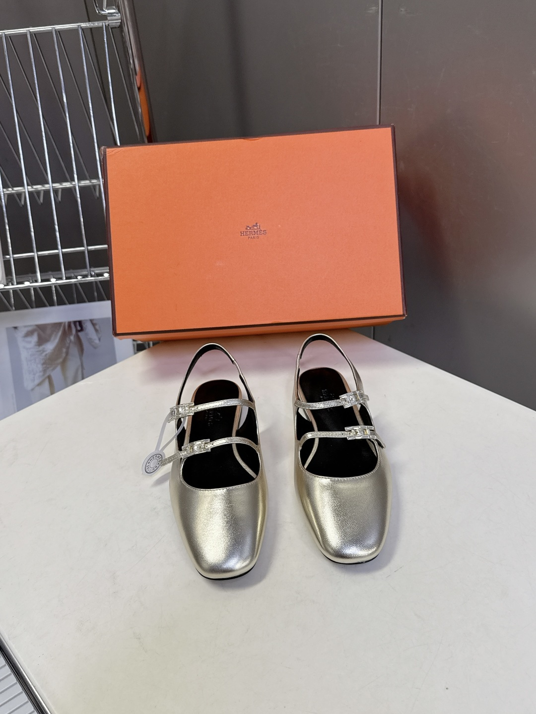 Hermes爱马仕春夏最新款 玛丽珍鞋 柜柜超难配货 经典的圆头版型 简约大气的设计 没有任何复杂的装饰