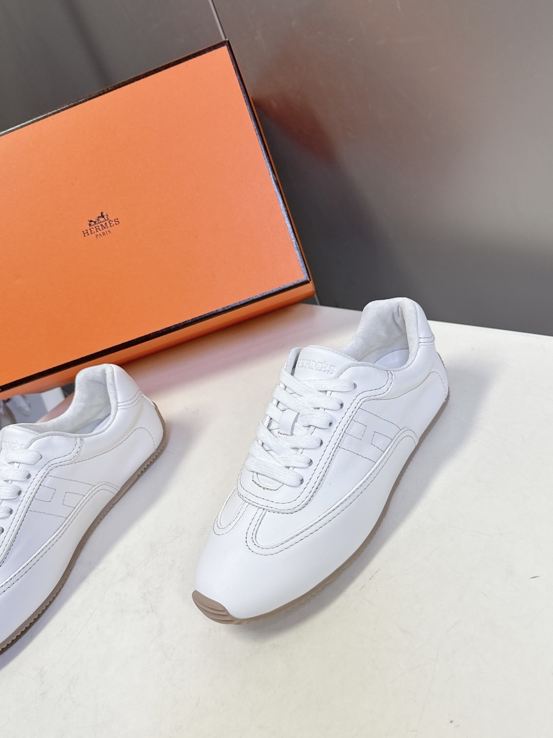Hermes 爱马仕春夏最新款德训鞋 休闲鞋 超多明星网红种草 专柜非常难配货 采用本质线条的“H斜切”