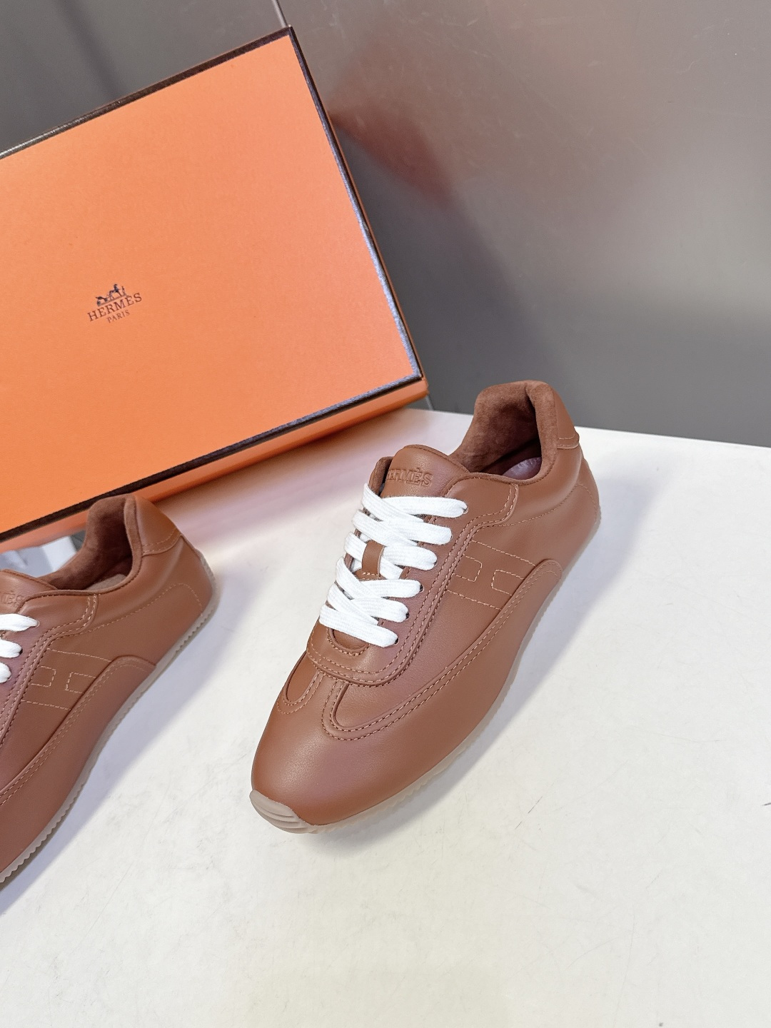 Hermes 爱马仕春夏最新款德训鞋 休闲鞋 超多明星网红种草 专柜非常难配货 采用本质线条的“H斜切”