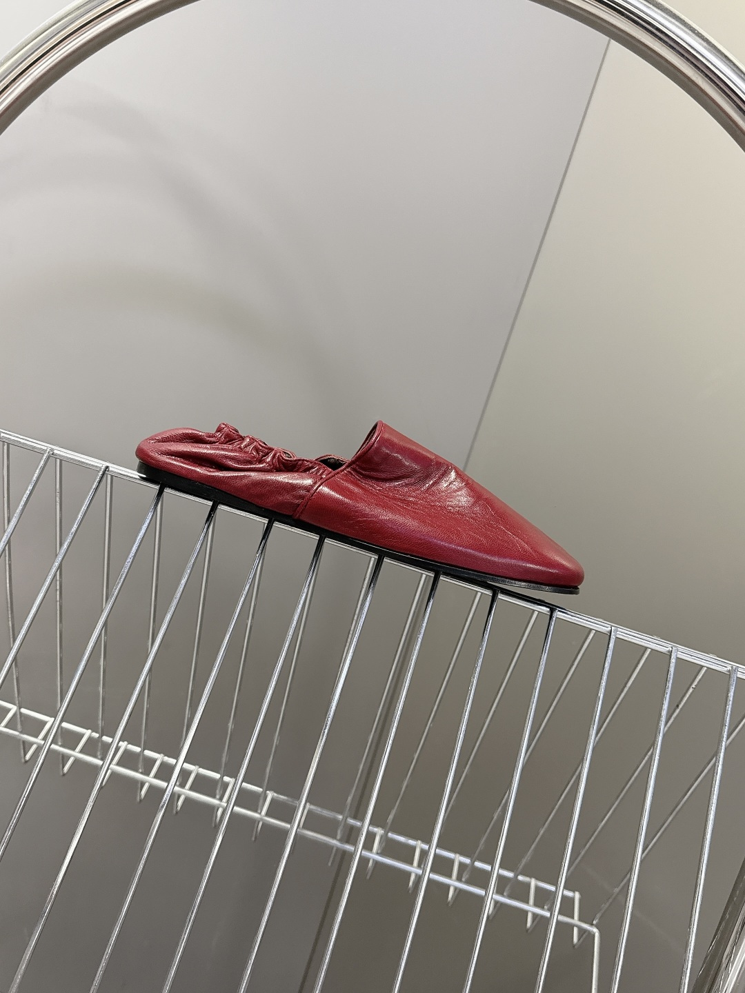 Khaite 2026春夏最新款后松紧平底玛丽珍鞋极简前卫的设计，让Khaite近年响亮时尚界。短短几年