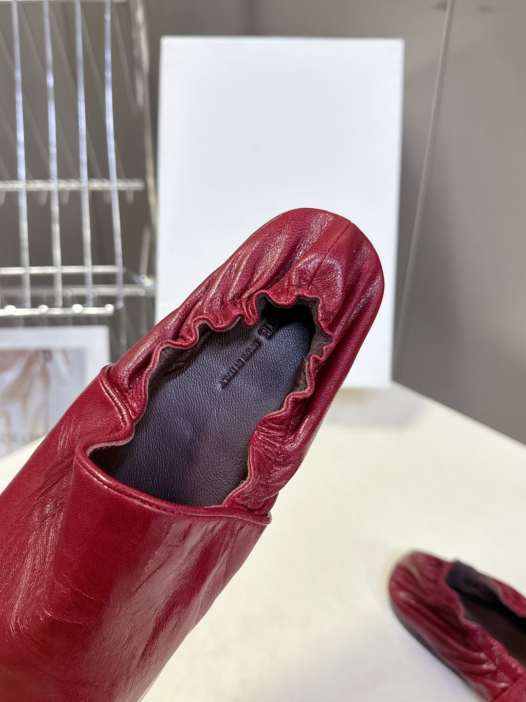 Khaite 2026春夏最新款后松紧平底玛丽珍鞋极简前卫的设计，让Khaite近年响亮时尚界。短短几年