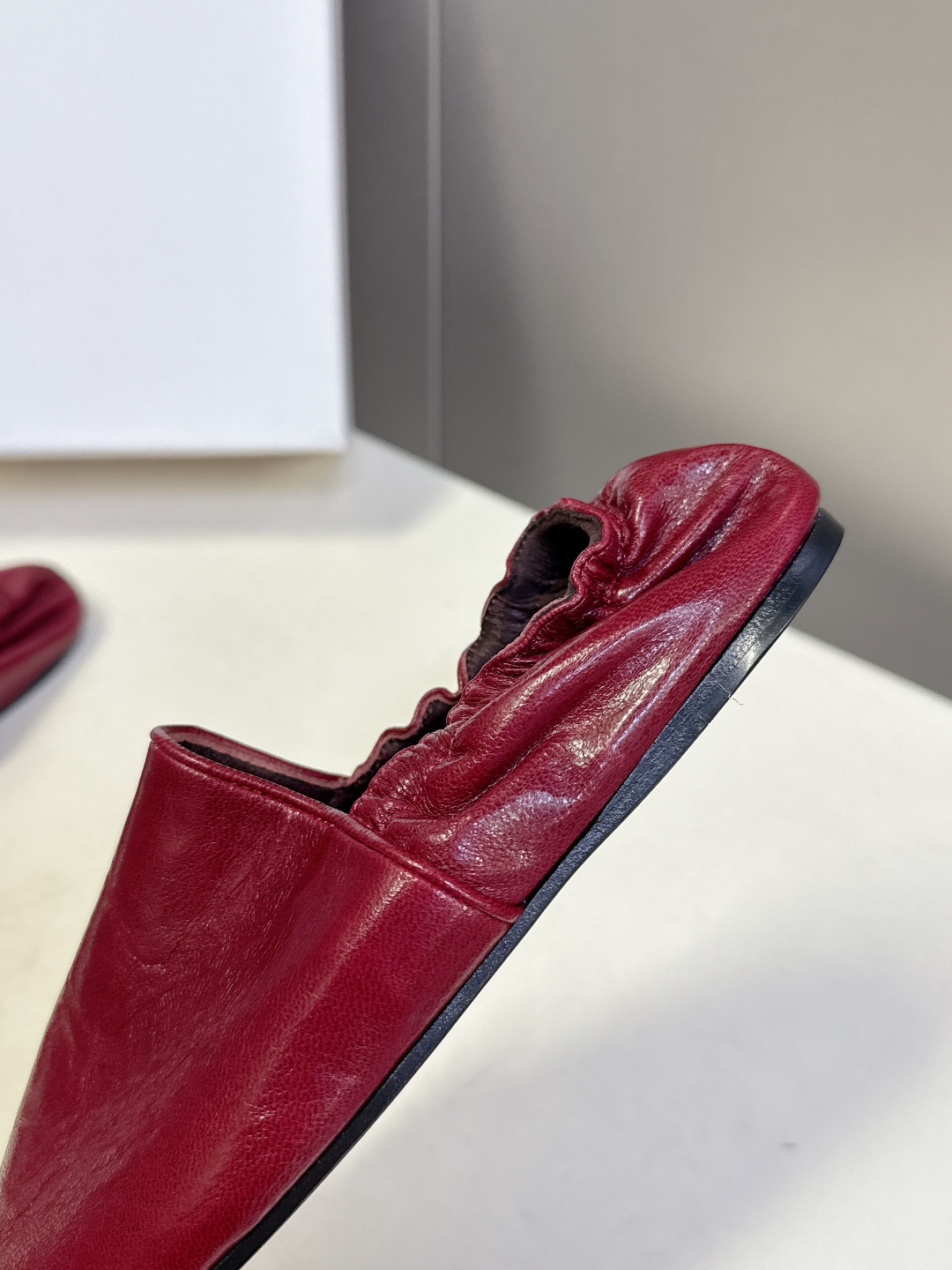 Khaite 2026春夏最新款后松紧平底玛丽珍鞋极简前卫的设计，让Khaite近年响亮时尚界。短短几年