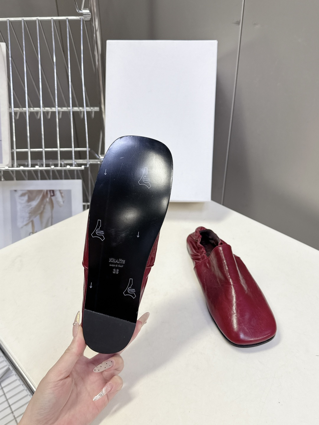 Khaite 2026春夏最新款后松紧平底玛丽珍鞋极简前卫的设计，让Khaite近年响亮时尚界。短短几年