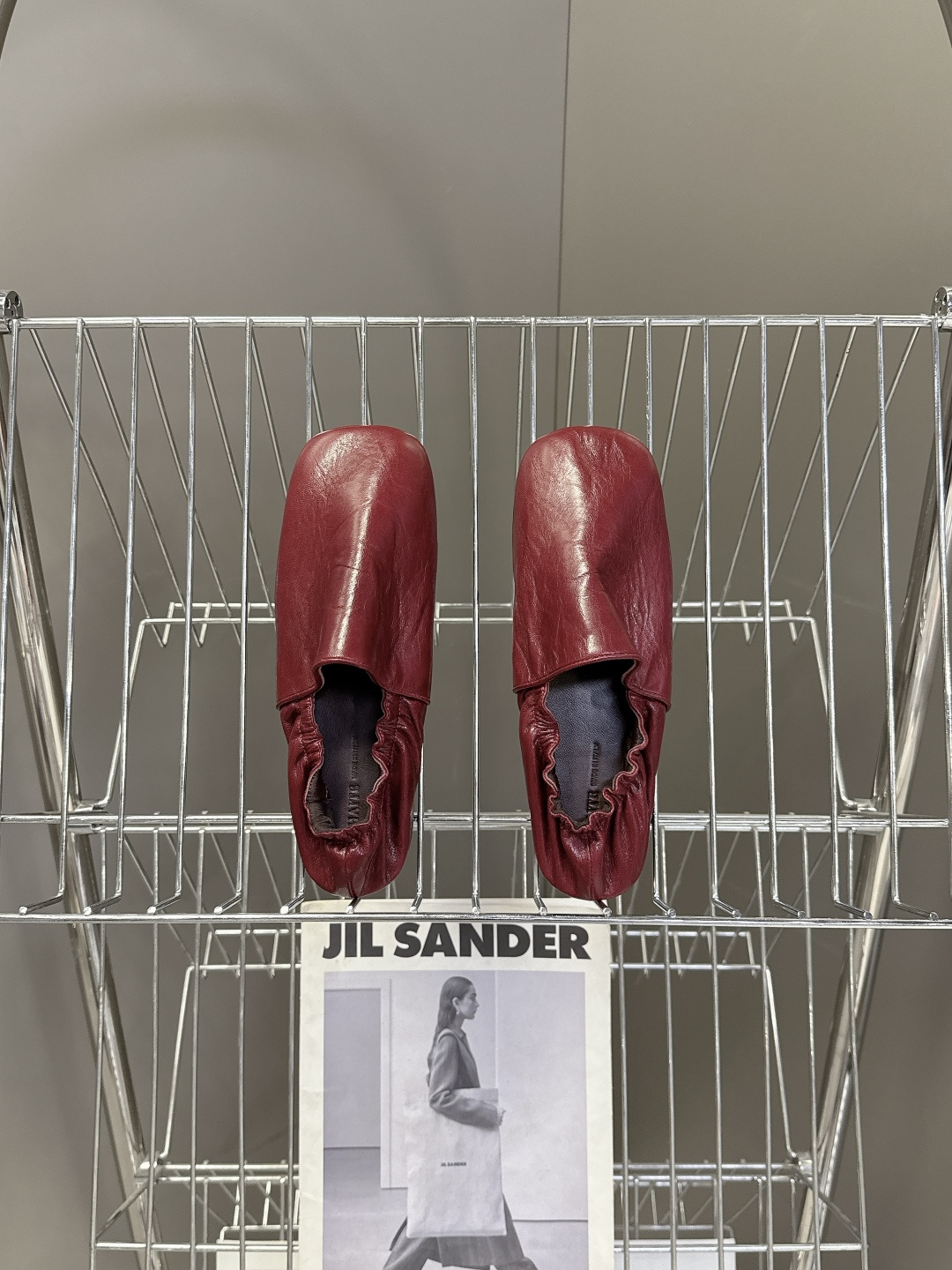 Khaite 2026春夏最新款后松紧平底玛丽珍鞋极简前卫的设计，让Khaite近年响亮时尚界。短短几年