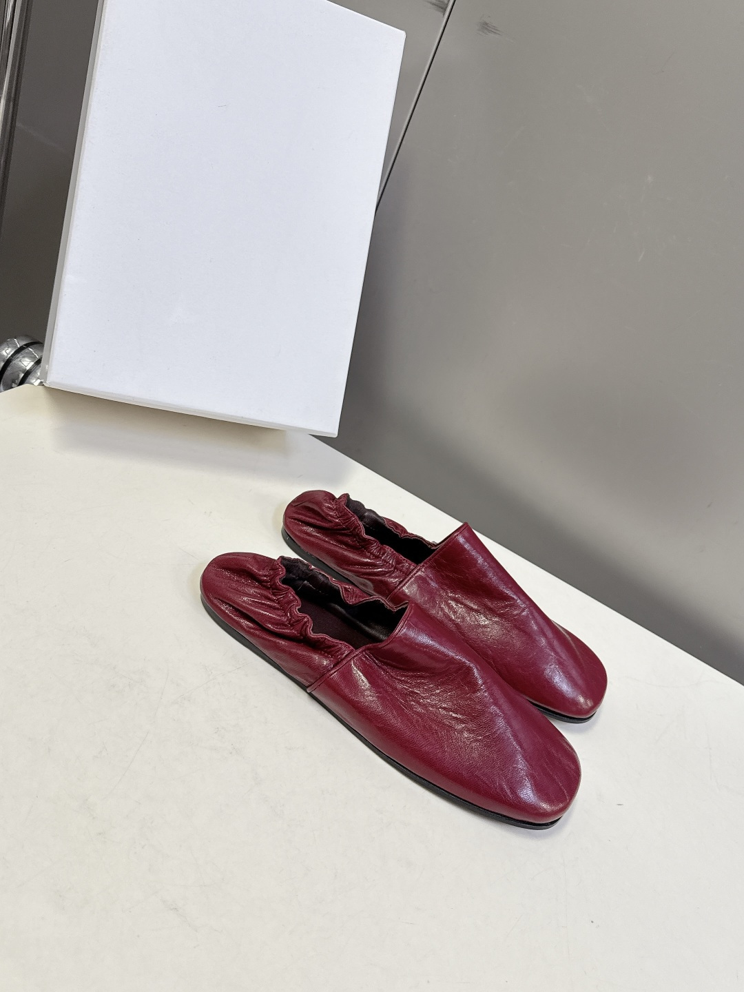 Khaite 2026春夏最新款后松紧平底玛丽珍鞋极简前卫的设计，让Khaite近年响亮时尚界。短短几年