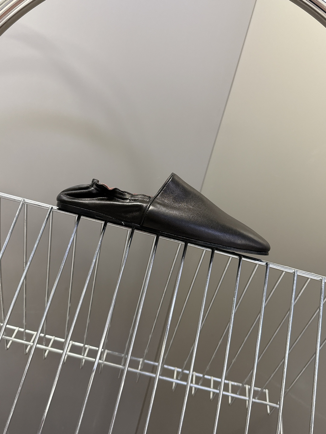 Khaite 2026春夏最新款后松紧平底玛丽珍鞋极简前卫的设计，让Khaite近年响亮时尚界。短短几年