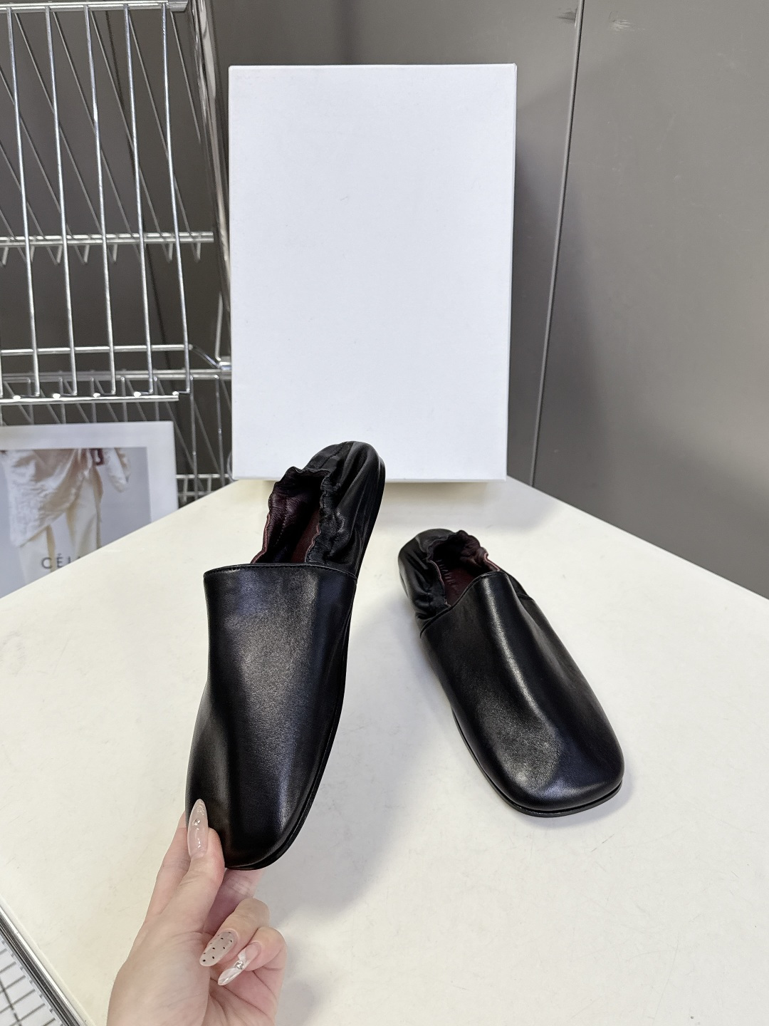 Khaite 2026春夏最新款后松紧平底玛丽珍鞋极简前卫的设计，让Khaite近年响亮时尚界。短短几年