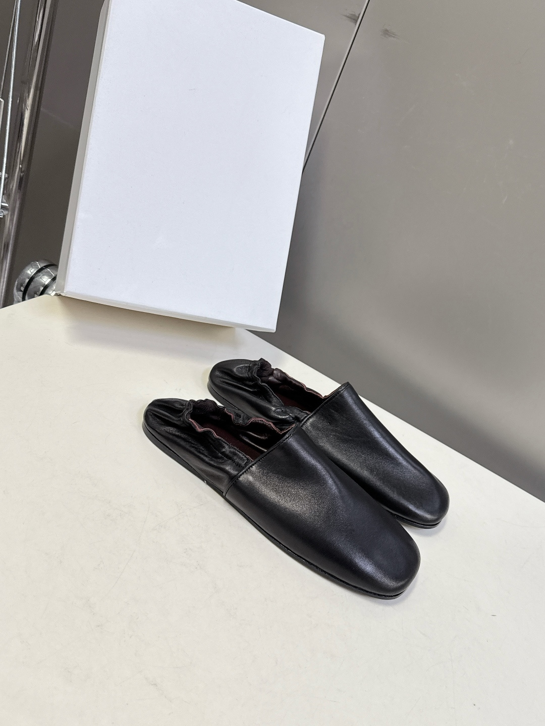 Khaite 2026春夏最新款后松紧平底玛丽珍鞋极简前卫的设计，让Khaite近年响亮时尚界。短短几年