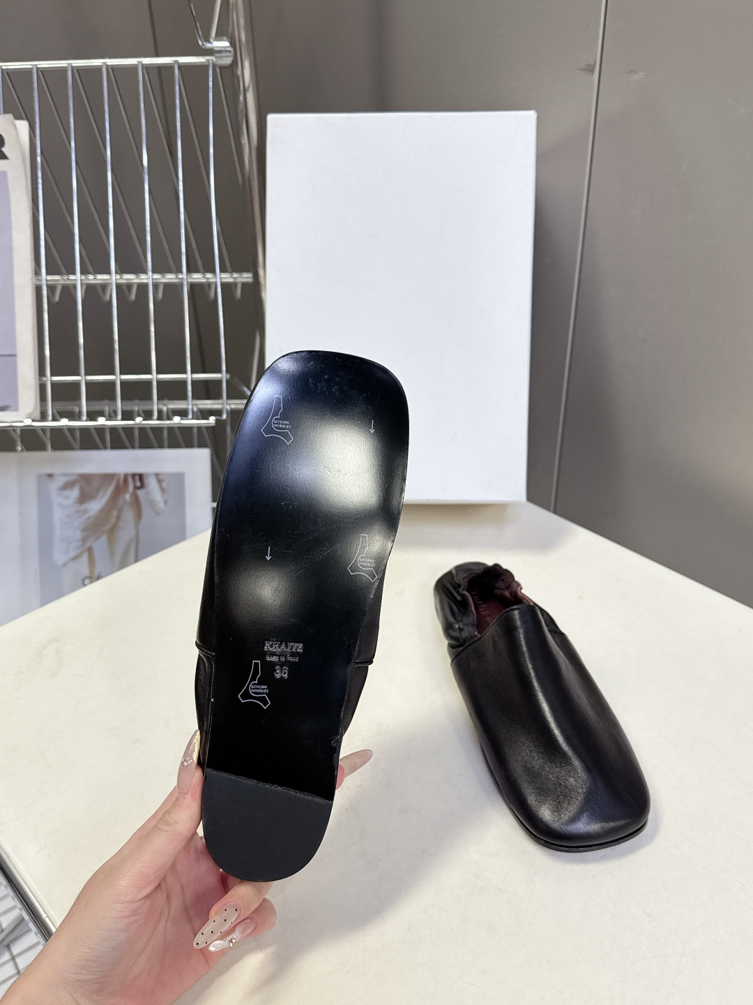 Khaite 2026春夏最新款后松紧平底玛丽珍鞋极简前卫的设计，让Khaite近年响亮时尚界。短短几年